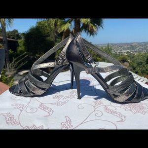 GORGEOUS sliver Guess heels